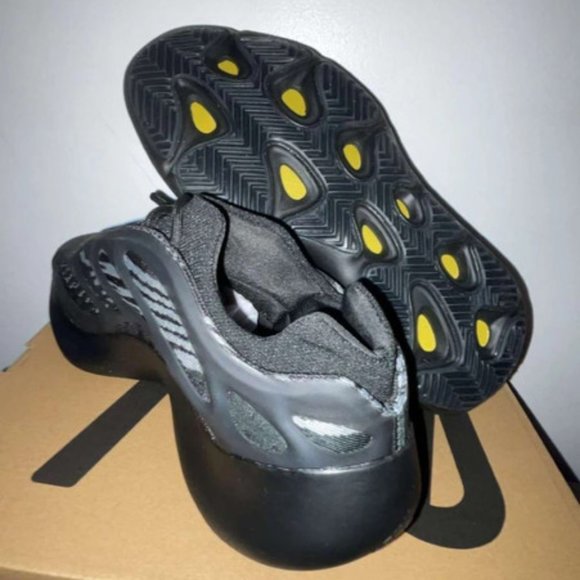 Yeezy 700 v3 main image 4